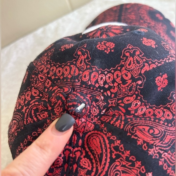 Atlanta Braves MLB Women's New Era Red Black Paisley 9Twenty Adjustable hat cap - Picture 3 of 9